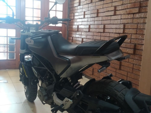 Imagen 1 de 6 de Husqvarna Svartpilen 401