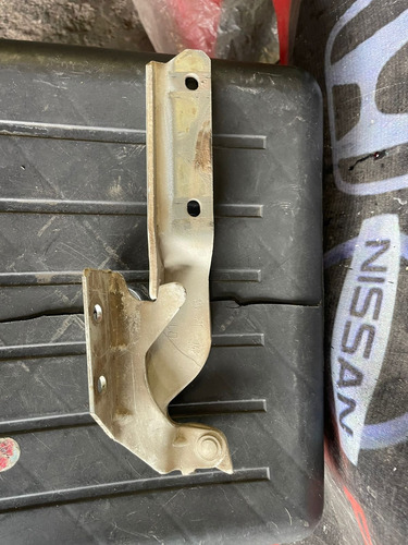 Bisagra De Cofre Derecha Ram 700 15 16 17 18 19 20 (Usado)