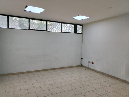 Bodega En Condominio De 235m2 Mas 537m2 De Oficinas.