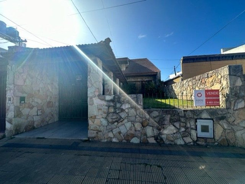 Casa En Venta De 3 Dormitorios C/ Cochera En Berisso