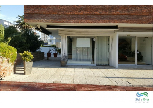 Excelente Local A La Calle En Venta En Punta Del Este, Peninsula.- Ref: 2079