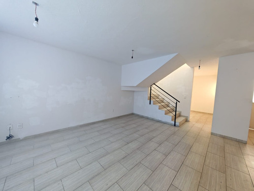 Fracc. Vista Azul A Unos Pasos De Tec Milenio Cerca Del Libram.surpte Casa En Esquina De 4 Recamaras Con Closets Y Estudio En Pb, Espacios Amplio E Iluminados