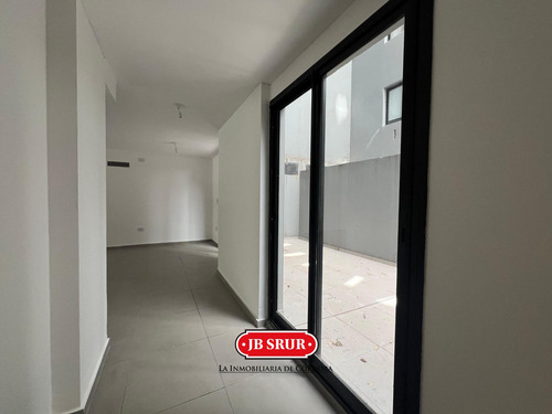 Local En Venta En Nueva Córdoba Con Patio Interno, Baño, Bacha Y Muebles De Cocina Para Guardado