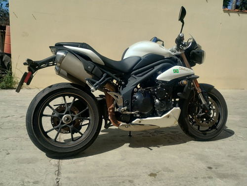 Moto Triunph Speed Triple 1050i 14