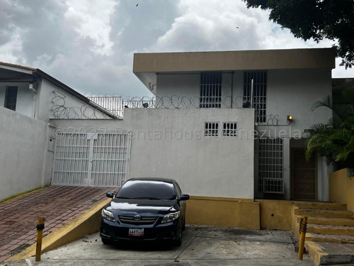 Casa En Venta Con Excelente Distribucion En La Urbanizacion Colinas De Bello  Monte #23-11814 On Caracas - Baruta 