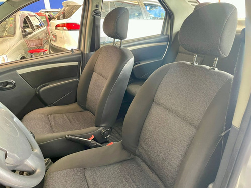Renault Logan 1.6 Expression Hi-torque 4p