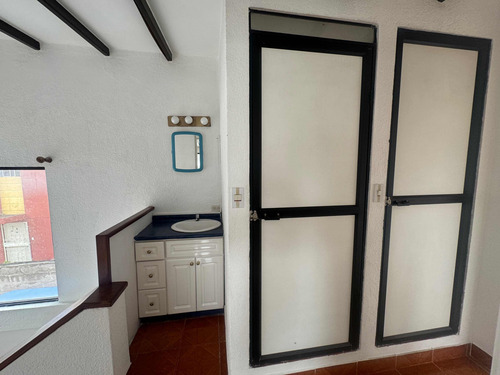 Casa De Dos Pisos