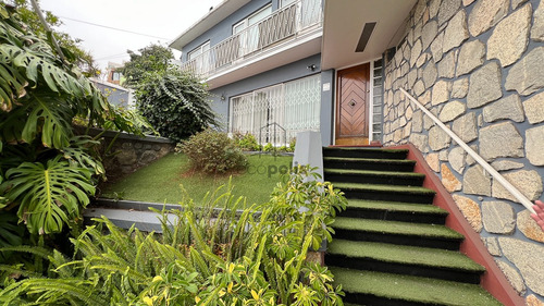 Encantadora Casa Con Diseño Clásico Y Vista Al Mar En Viña