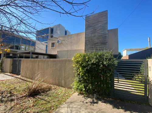 Casa De 3 Dormitorios En Venta Con Parrillero -aldea Fisherton