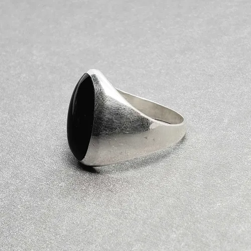 Anillo Ovalado Con Piedra Negra En Plata Ley 925
