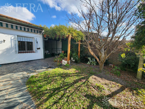 Venta De Casa De 3 Ambientes Con Cochera Y Quincho En Quilmes Oeste