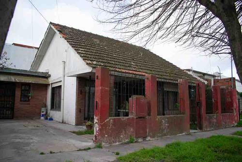 Venta Casa Con Garage, Quincho Y Departamento