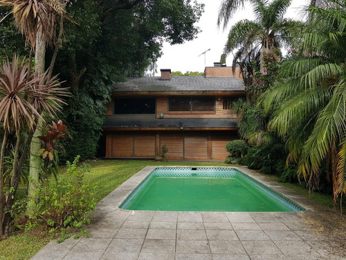 Casa 3 Dormitorios Con Playroom, En El Bajo De Beccar. Pileta.