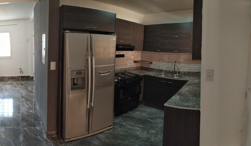 Imagen 2 de 9 de Re/max 2mil Vende Excelente Townhouse En Urb. Cerrada - Isla De Margarita