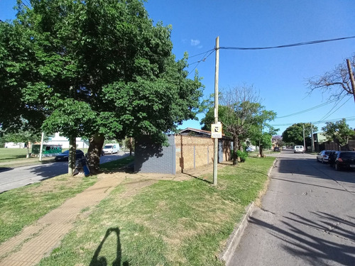 Casa + Local En Ubicación Estratégica Frente A Polideportivo