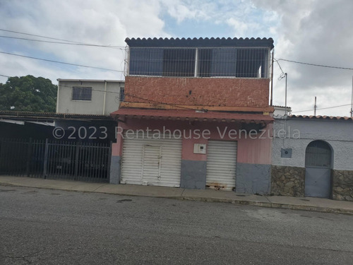   Maribelm & Naudye, Venden Casa De Dos Niveles En El Centro, Barquisimeto  Lara, Venezuela, 7 Dormitorios  4 Baños  197.84 M² 