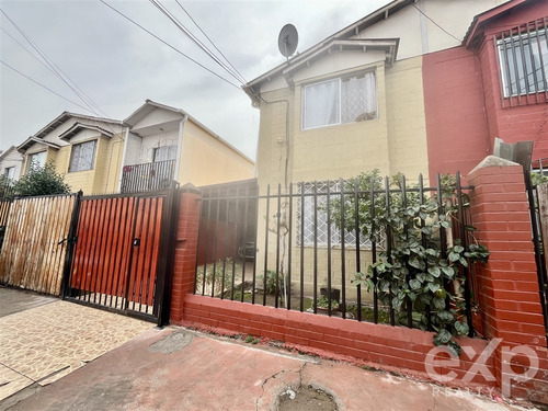 Casa En Venta De 2d, 1b Y Estacionamientos En Puente Alto