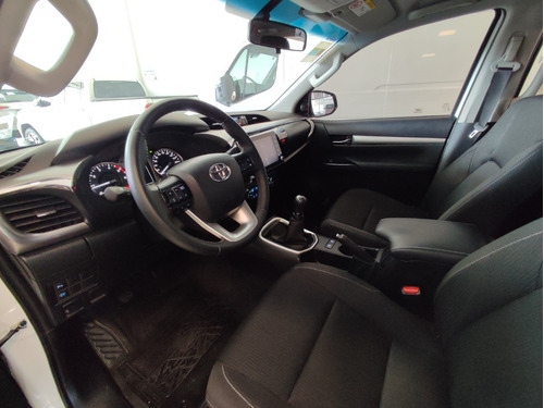 Imagen 17 de 18 de Toyota Hilux Srv 2.8 4x4 Mt