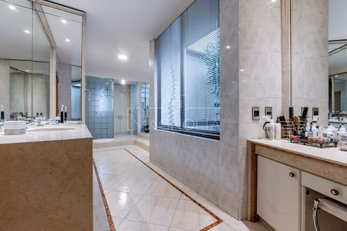 Casa En Venta De 6 Dorm. En Lo Barnechea