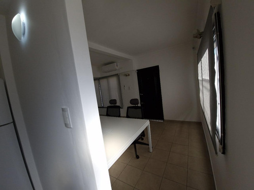 Casa En Venta - 2 Dormitorios 1 Baño - Cochera - 99mts2 - Adrogué