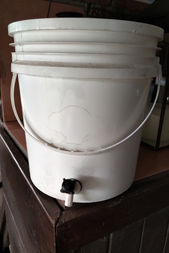 Balde Fermentador De Cerveza 1o Litros (Usado)