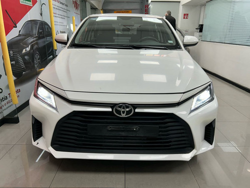 Toyota Yaris 4p Sedán Base L4/1.5 Aut