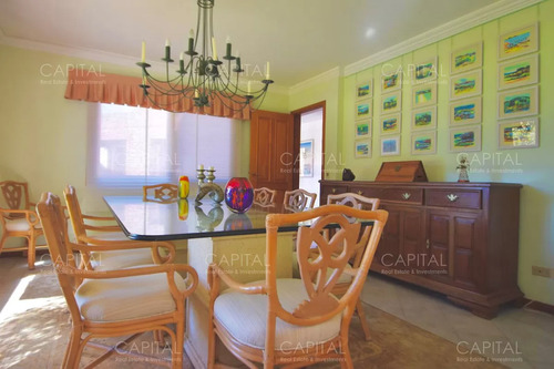 Chalet En Venta Cinco Dormitorios Y Doble Dependencia En Golf Punta Del Este