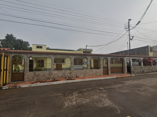 Ana Maria Arteaga, Vende Una Estupenda Y Espaciosa Casa Amoblada En Urbanización La Begoña. Municipio Naguanagua.