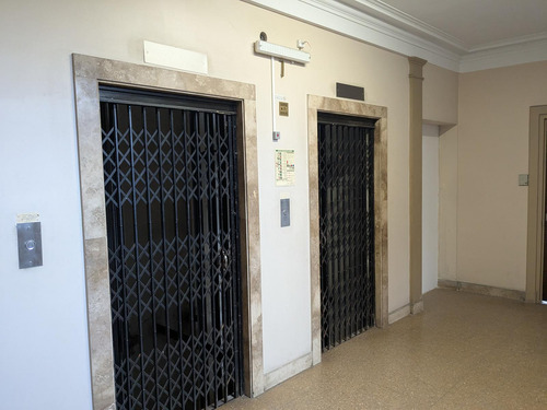 Oficina En Venta - Piso Alto Con Luz Natural En Av De Mayo