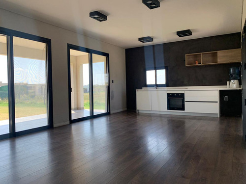 Venta Casa Tres Dormitorios Y Pileta En El Barrio Cerrado San Sebastian