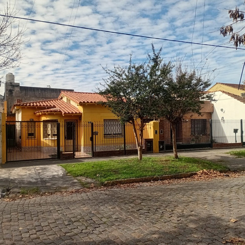 Casa 3 Amb Con Cochera Descubierta Y Parque. Muy Buena Ubicacion: Carlos Casares 118, Temperley