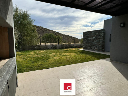 Casa En Venta En El Prestigioso Barrio Privado Dalvian!!