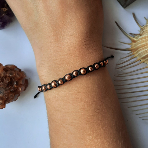Imagen 2 de 5 de Pulsera Negro Y Cobre. Pulsera Macramé Con Cuentas.
