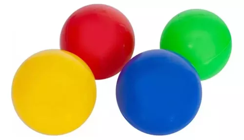 Bolas coloridas brilhantes para a piscina para jogos infantis.brinquedos  para crianças, entretenimento para crianças.use em catálogos de lojas  infantis, centros de entretenimento de publicidade. fundo multicolorido  brilhante