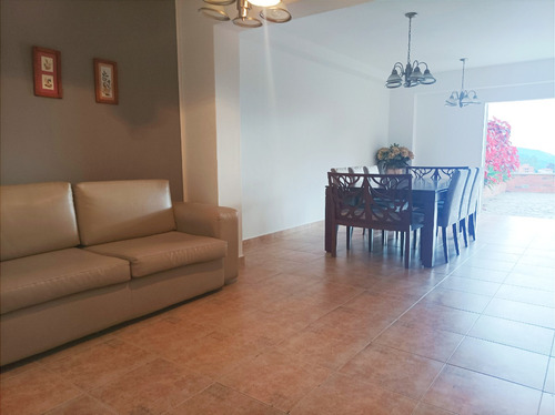 En Venta Casa De 2 Plantas Precio De Oportunidad, Cocina Concepto Abierto, Calle Cerrada, Urbanización Alto Hatillo. Ln