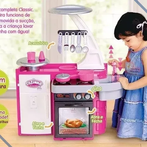 Crianças lindas brincando com um jogo de culinária