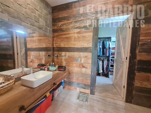 Casa En Venta De 4 Dorm. En Las Brisas De Chicureo