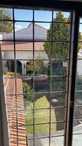 Destacada Vivienda, 5 Dormitorios En Ciudad De Mza