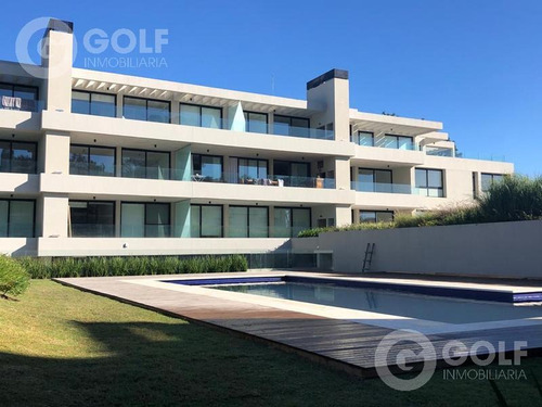 Apartamento Penthouse De 2 Dormitorios, Parrillero De Uso Exclusivo, Garaje, A Estrenar, Carrasco