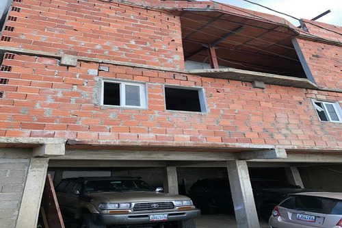 Ls Vende Terreno Con 75% Casa Construida El Junquito