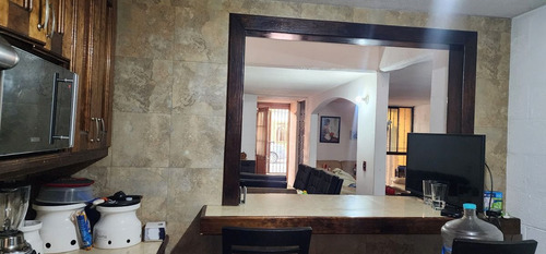 Casa De 3 Pisos Con Baño En Planta Baja Y Espacios Generosos En Villa Santin