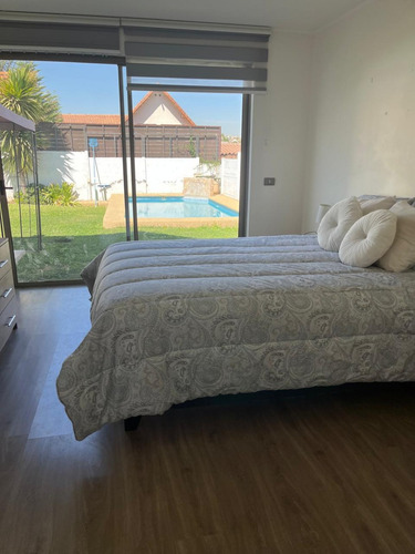 Casa Con 4 Dormitorios, En Condominio Con Control De Acceso