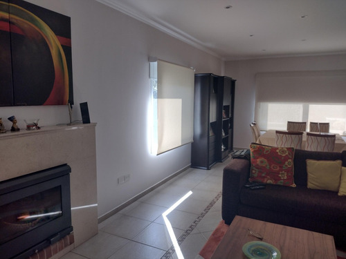 Casa Impecable Estado En Country, Desarrollada En 2 Plantas Con Piscina. Terreno 800 M2.