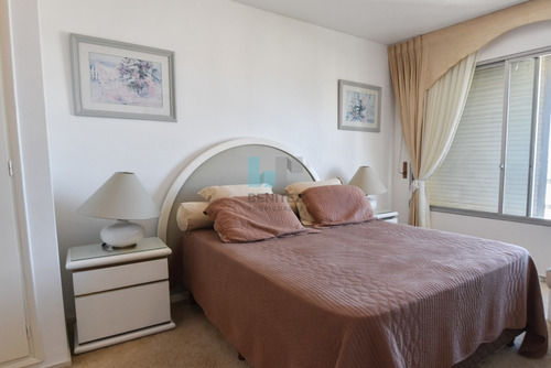 Apartamento Esquinero En Venta De 3 Dormitorios + 2 Baños. Con Excelente Vista- Ref: 8705