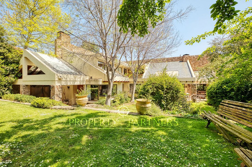 Acogedara Casa En Gran Terreno Y Maravilloso Jardí...