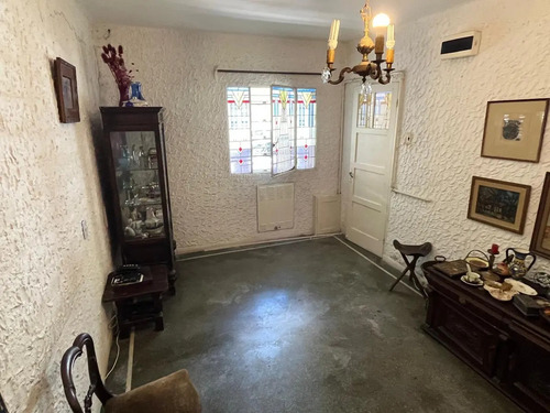 Vendo Amplia Casa De 4 Dormitorios, 2 Baños, Patio Con Parrillero, Galpón, Azotea Transitable, Padrón Único, Ubicada En Pocitos, Acepta Banco.
