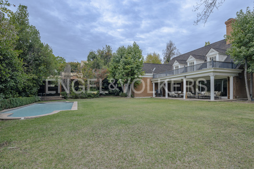 Casa Con Amplio Jardín En El Huinganal