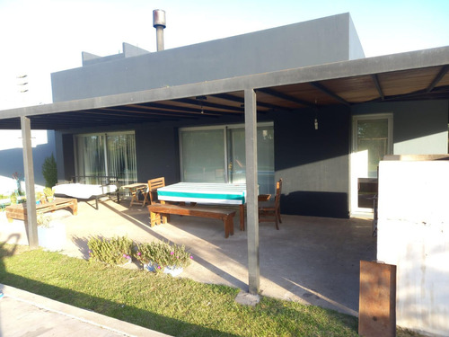 Casa En Venta - 2 Dormitorios 1 Baño - Cochera - 2.008mts2 - Castelli