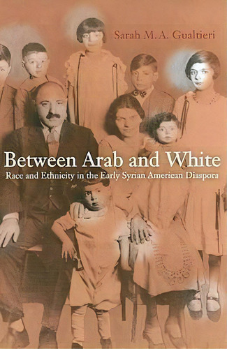 Between Arab And White, De Sarah Gualtieri. Editorial University California Press, Tapa Blanda En Inglés