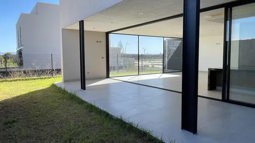 Casa Con 4 Recámaras, Una En Planta Baja, Privada Con Alberca. Lomas Del Campanario Norte